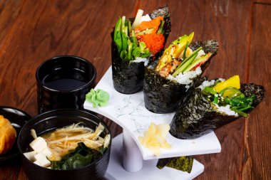 Miso çorbası ve deniz ürünleri ile Japon Temaki ayarla