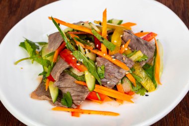 Sığır eti ve fındık ile Vietnam salata