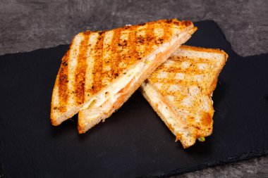 Somon ve peynirli sandviç.