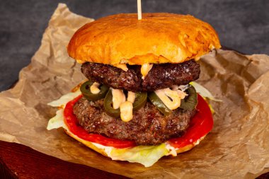 Etli ve peynirli hamburger.