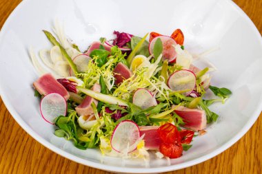 Kavrulmuş ton balıklı salata sebze ile