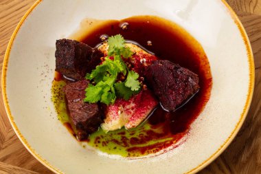 Kızarmış biftek yanak sos ile