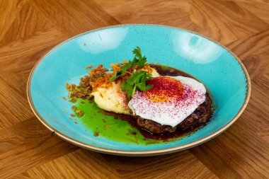 Yumurta ve patates ezdim kızarmış biftek