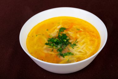 Tavuk çorbası erişte ve maydanoz ile