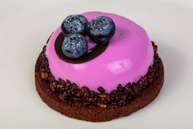 Böğürtlenli ve kremalı kek