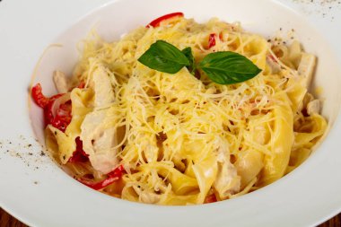 Fesleğen yaprakları tagliatelle makarna Tavuk ile hizmet
