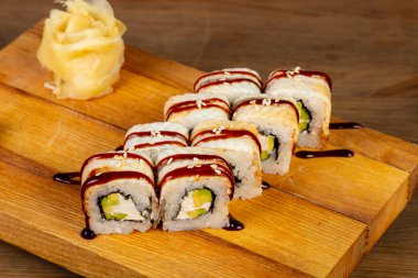 Yılan balığı ile Japon geleneksel rulo