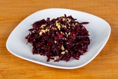 Vegan pancar salatası fındıklı