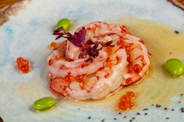 Delicous karides cevice kırmızı havyar ile