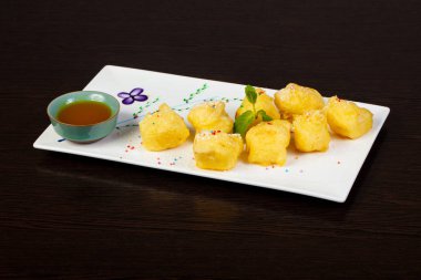 Kızarmış süt tatlı tabağı