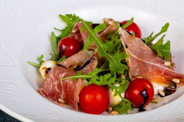 prosciutto et ve mozzarellalı salata