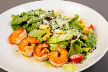 Sezar karides ve salata yaprakları ile