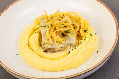 Patates püresi ve kızarmış soğan ile karaciğer