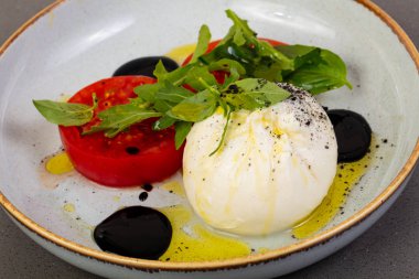 Buratta peynir otlar ve domates ile