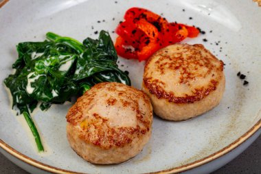 İki tavuk göğsü ile ıspanak