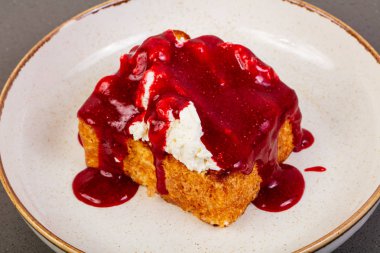 Börek ricotta ve reçel ile