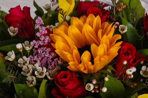 Ρομαντικό Μπουκέτο Διάφορα Λουλούδια — Φωτογραφία Αρχείου