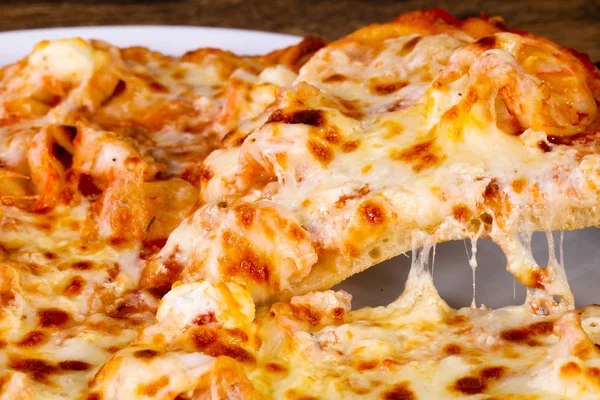 Pizza Óriás Garnélával Lágy Sajt — Stock Fotó