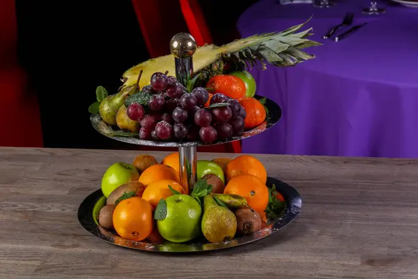 Frukt Korg Mix Med Ananas Päron Och Apelsin — Stockfoto