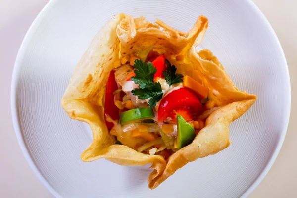 Salat Mit Huhn Und Avocado — Stockfoto