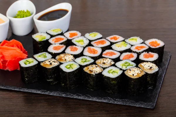 Sushi Lezat Dengan Alpukat Mentimun Dan Isian Ikan Asin — Stok Foto