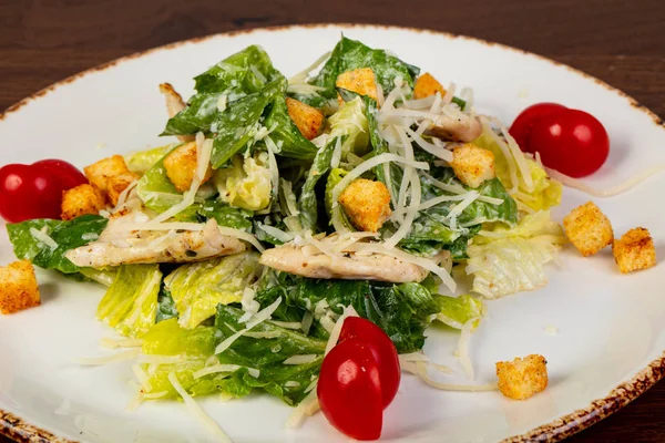 Ensalada César Con Pollo Queso —  Fotos de Stock