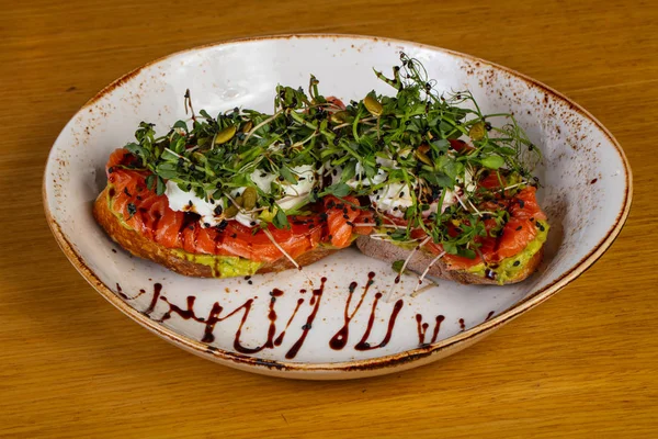 Somon ve avokado ile vejetaryen Bruschetta