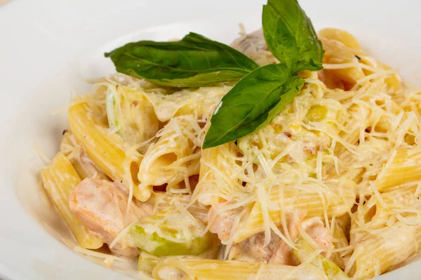 Penne Com Salmão Servido Manjericão — Fotografia de Stock