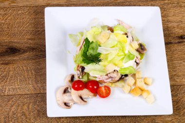 Domates hizmet jambon ve mantar salatası