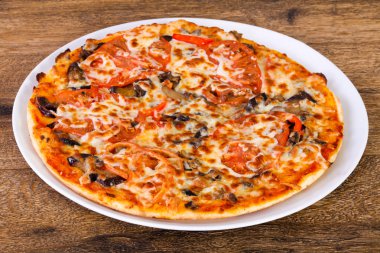 Patlıcan ve peynirli pizza