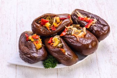 Sebze ile doldurulmuş patlıcan turşusu