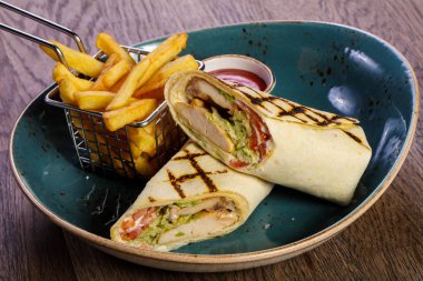 Tavuk rulo börek Fransız patates ile