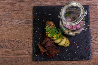 Ekmek ve soğan turşusu ringa balığı