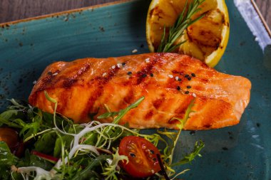 Limon ve salata ızgara somon bırakır