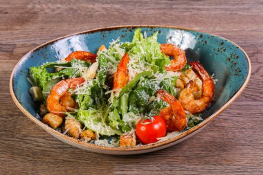 Sezar salata karides ve parmesan peyniri ile