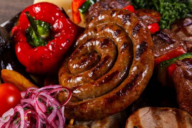 Izgara domuz eti ve sebze barbeküsü.