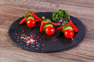 Kanepe domates, peper ve salatalık ile