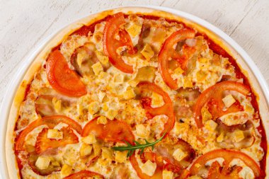 Jambon ve peynirli pizza