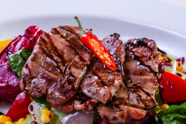 Sebze ve soslu ızgara domuz eti.