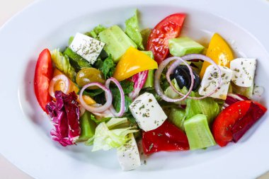 Baharat ile geleneksel Yunan salatası