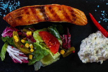 Soslu ızgara somon bifteği.