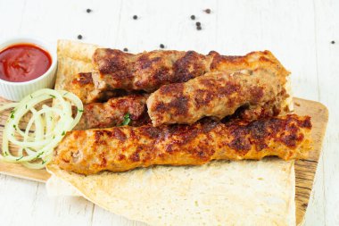 Şiş kebeb mix tabak sos ve soğan ile