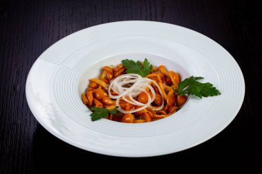 İştah açıcı Marine mantar soğan ve otlar ile