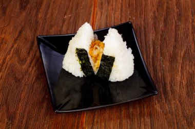 Kalamar ile Japon geleneksel Onigiri