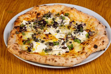 Pizza mozzarella ve siyah truffle ile