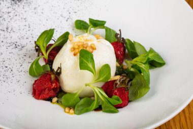 Pişmiş domates salatası buratta