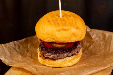 Et ve peynir ile lezzetli ev yapımı Hamburger