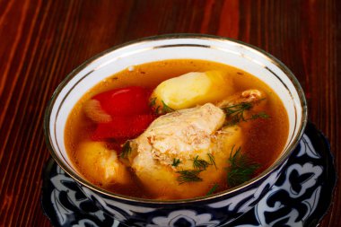 Ahşap üzerine sebzeli tavuk çorbası