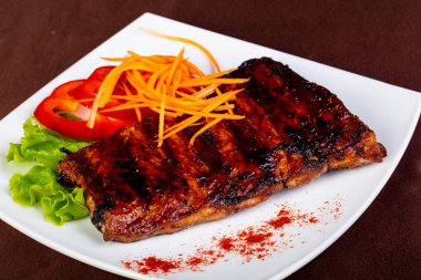 Kavrulmuş domuz kaburga salata yaprakları ile