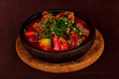 Tavada domates soslu haşlanmış kuzu